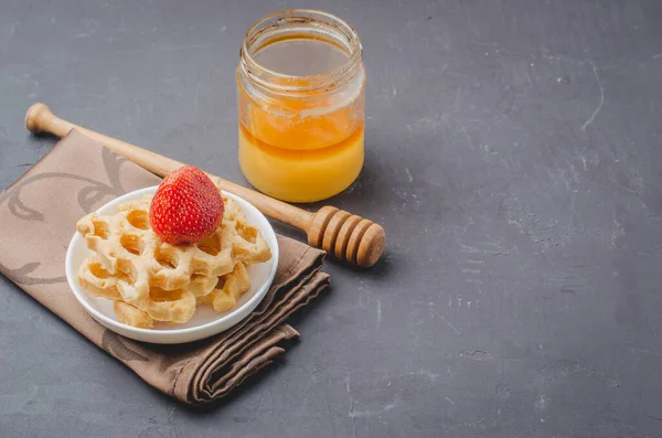 Hausgemachte Waffeln Mit Frischen Erdbeeren Und Honig Dekoriert Copyspace — Stockfoto