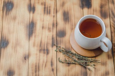Tahta bir masada kekik çayı, üst manzara, metin için yer