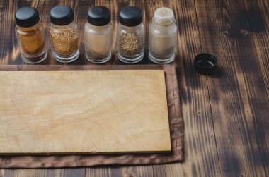 Yemek malzemesi. Çeşitli baharatlar ve ahşap masadaki tahta kesme tahtaları. Üst görünüm