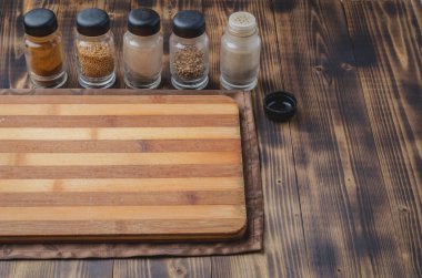 Çeşitli baharatlar, ahşap masa arkaplanı üzerine tahta kesme.. 