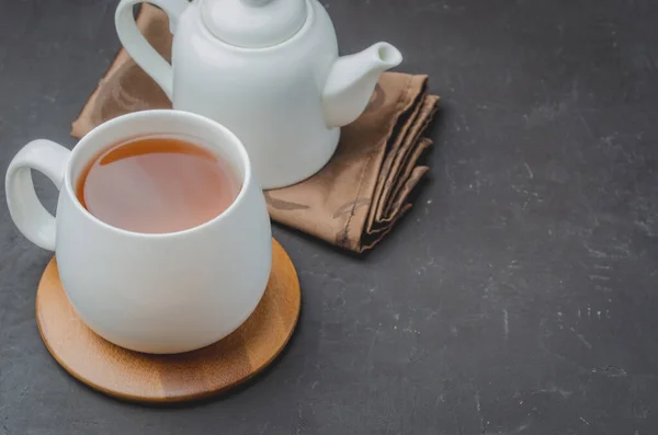 Weiße Tasse Mit Tee Auf Bambusstütze Und Teekanne Auf Serviette — Stockfoto