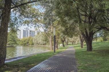 Şehir parkında yürüyüş için nehir boyunca. Yazın güzel manzarası. Açık hava yürüyüşü