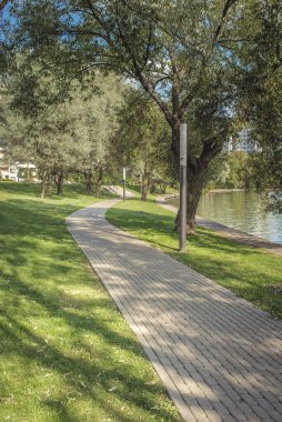 Şehir parkında yürüyüş için nehir boyunca. Yazın güzel manzarası. Açık hava yürüyüşü