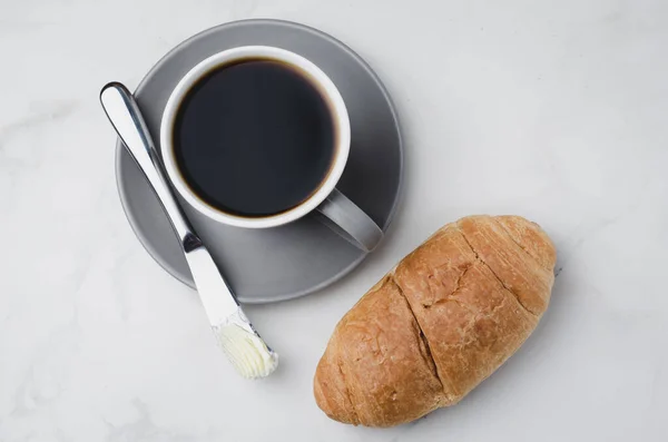 Кофе Брейк Ножом Масла Чашкой Черного Кофе Белом Каменном Столе — стоковое фото
