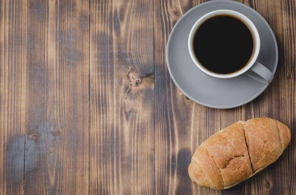 Descanso Taza Gris Con Café Negro Croissant Sobre Mesa Madera — Foto de Stock
