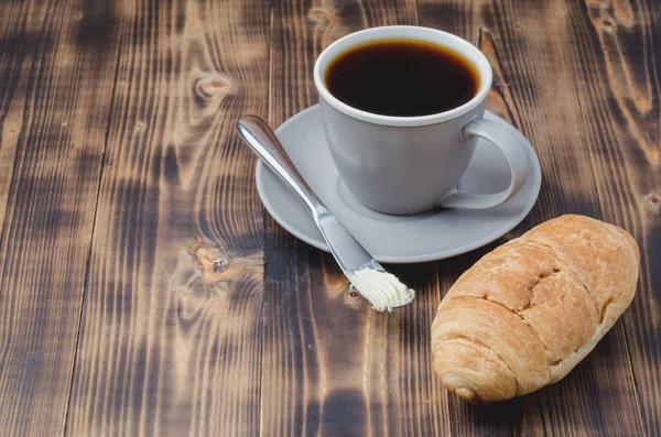 Pausa Para Café Con Cuchillo Mantequilla Croissant Taza Café Negro — Foto de Stock