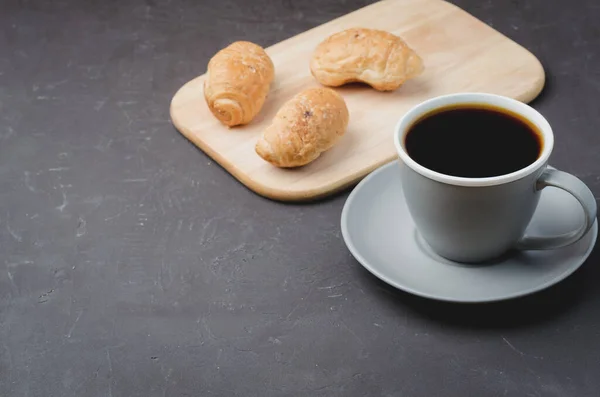 Taza Gris Con Café Negro Bandeja Madera Con Croissants Sobre — Foto de Stock