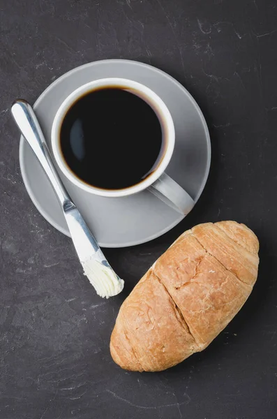 Pausa Para Café Com Croissant Faca Manteiga Xícara Café Preto — Fotografia de Stock