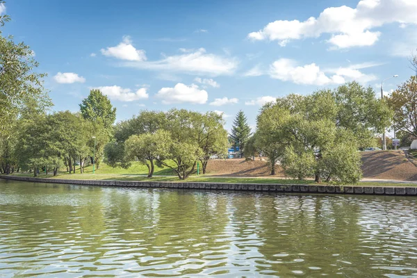 Río Parque Urbano Árboles Junto Terraplén Belleza Naturaleza Escena —  Fotos de Stock