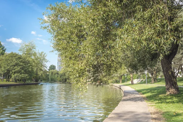 Río Parque Urbano Árboles Junto Terraplén Belleza Naturaleza Escena —  Fotos de Stock