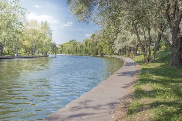 Río Parque Urbano Hermoso Paisaje Verano Árboles Largo Del Río —  Fotos de Stock