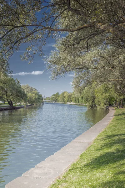 Río Parque Urbano Hermoso Paisaje Verano Árboles Largo Del Río —  Fotos de Stock