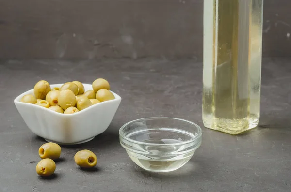 Olio Oliva Versato Dalla Bottiglia Ciotola Olive Fresche Piatto Ceramica — Foto Stock