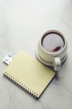 Çay, diploma ve tablet, çay, diploma ve tabletler masada. Üst görünüm.