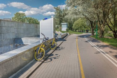 Bisiklet parkının yakınındaki park parkı / bisiklet parkı Green Park 'taki göl kenarındaki park yeri