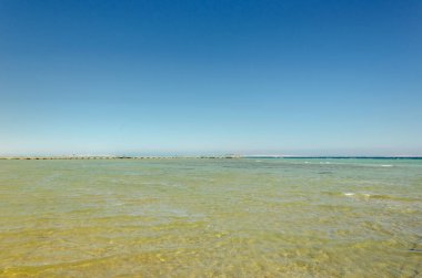 Mavi gökyüzü ile güzel deniz manzarası Yazın mavi gökyüzü ile güzel deniz manzarası