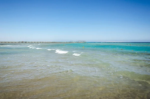 Piękny Widok Morze Błękitnym Niebem Piękny Widok Morze Błękitnym Niebem — Zdjęcie stockowe