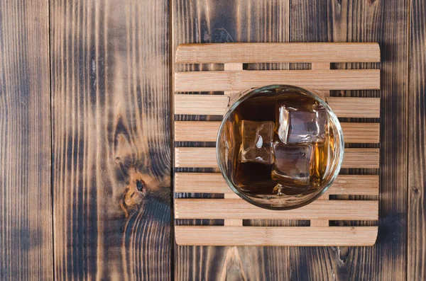 Cognacglas Mit Eiswürfeln Auf Einem Holztisch Cognacglas Mit Eiswürfeln Auf — Stockfoto
