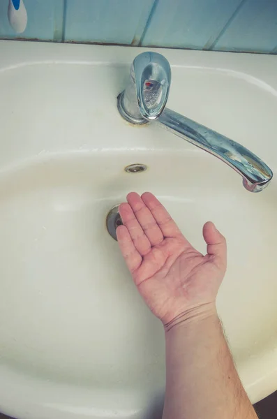 人はウイルス感染を防ぎ 汚れた手をきれいにするために彼の手を洗う 男は石鹸で手を洗う — ストック写真