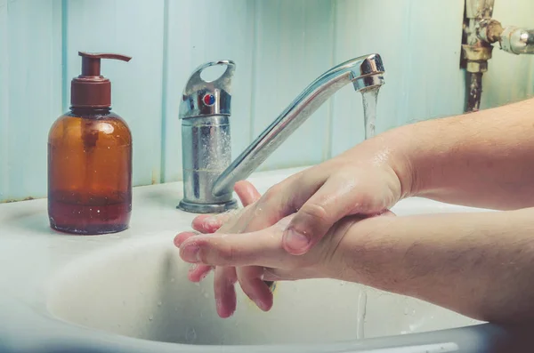 Homem Lavando Mãos Para Prevenir Infecção Pelo Vírus Limpar Mãos — Fotografia de Stock