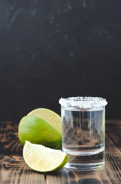 Tequila Shot Und Limettenscheibe Auf Holztisch Tequila Shot Und Limettenscheibe — Stockfoto