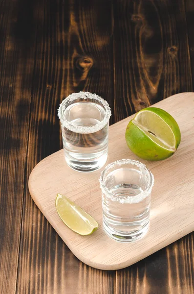 Tequila Skott Med Lime Skivor Och Salt Trä Stöd Tequila — Stockfoto