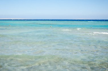 Mavi gökyüzü ile güzel deniz manzarası Yazın mavi gökyüzü ile güzel deniz manzarası