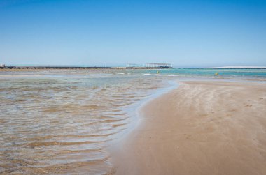 Denizde boş bir sahil ve güneşli bir gökyüzü Denizde boş bir yaz plajı ve güneşli bir gökyüzü