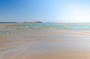 Denizde boş bir sahil ve güneşli bir gökyüzü Denizde boş bir yaz plajı ve güneşli bir gökyüzü