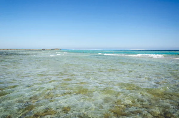 美丽的海滨 空旷的沙滩 空旷的夏季海滩 阳光灿烂的天空 — 图库照片