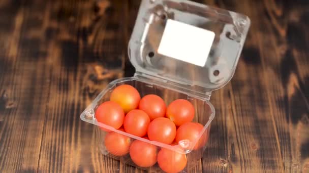 Öffnungspaket mit Tomaten / Transparente Verpackung mit frischen Tomaten öffnen — Stockvideo