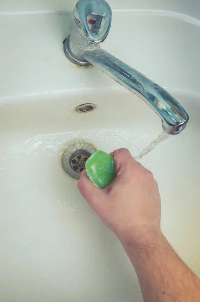 바이러스 과더러운 Man Washes — 스톡 사진