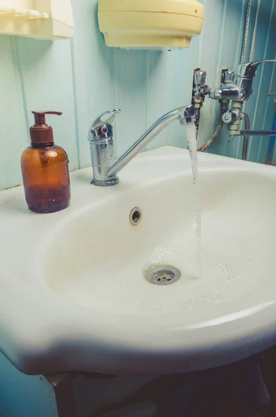 Lavabo Con Accesorios Jabón Baño Con Lavabo Con Dispensador Jabón —  Fotos de Stock