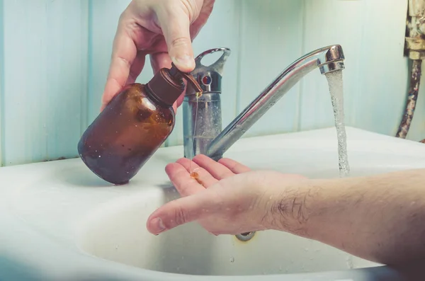 Homem Lavando Mãos Para Prevenir Infecção Pelo Vírus Limpar Mãos — Fotografia de Stock