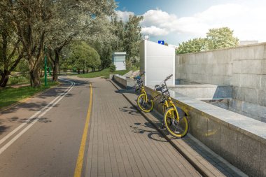 Bisiklet parkının yakınındaki park parkı / bisiklet parkı Green Park 'taki göl kenarındaki park yeri