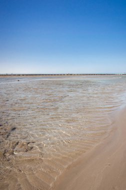 Mavi gökyüzü olan güzel deniz manzarası. Deniz ve güneşli gökyüzü üzerindeki boş yaz plajı.