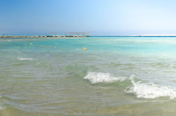 美丽的海滨 空旷的沙滩 空旷的夏季海滩 阳光灿烂的天空 — 图库照片