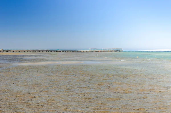 在海上空旷的海滩和阳光灿烂的天空 在海上空旷的夏季海滩和阳光灿烂的天空 — 图库照片