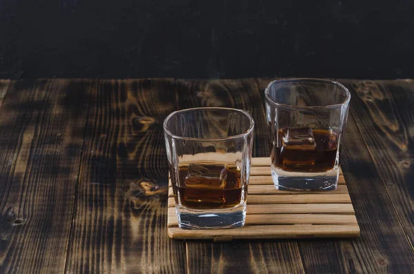 Zwei Gläser Whisky Mit Eiswürfeln Auf Einem Holztisch Zwei Gläser — Stockfoto