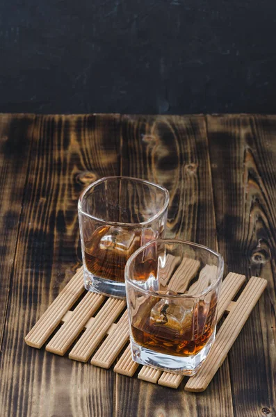 Dos Vasos Whisky Con Cubitos Hielo Una Mesa Madera Dos —  Fotos de Stock