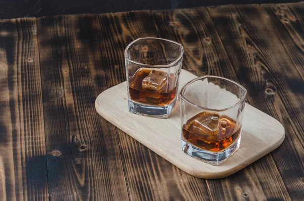 Dos Copas Coñac Con Cubos Hielo Una Mesa Madera Dos —  Fotos de Stock