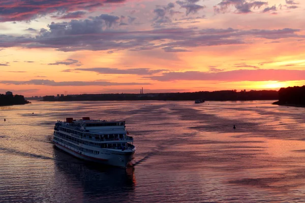 Günbatımı Rybinsk Volga Nehri Üzerinde — Stok fotoğraf