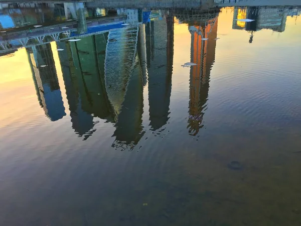 Reflet Des Gratte Ciel Dans Rivière — Photo