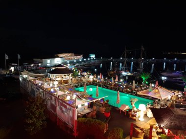 Gece deniz kıyısı manzara