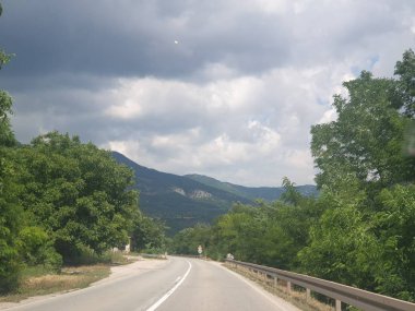 yol dağlar peyzaj