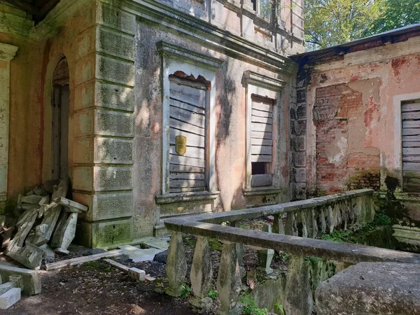 廃墟となった歴史的邸宅 — ストック写真
