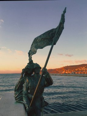 Trieste şehir manzarası gün batımında