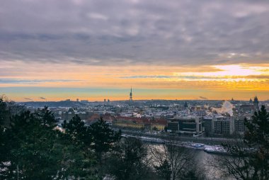 Prag 'ın şehir manzarası gün doğumunda