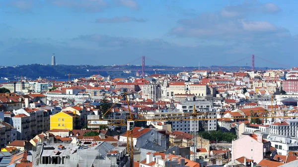 Мост и Христос, Лиссабон, Португалия — стоковое фото