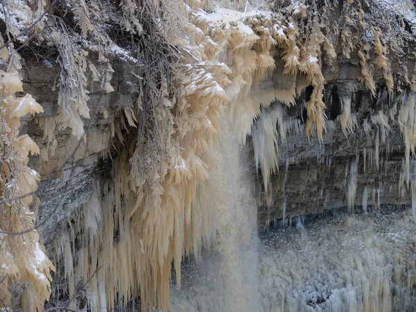 Agua congelada en la cascada de Valaste en Estonia — Foto de Stock